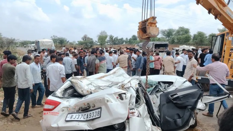 Rajasthan News: डीडवाना में भीषण सड़क हादसा: बस-कार की टक्कर में 2 की मौत, 19 घायल