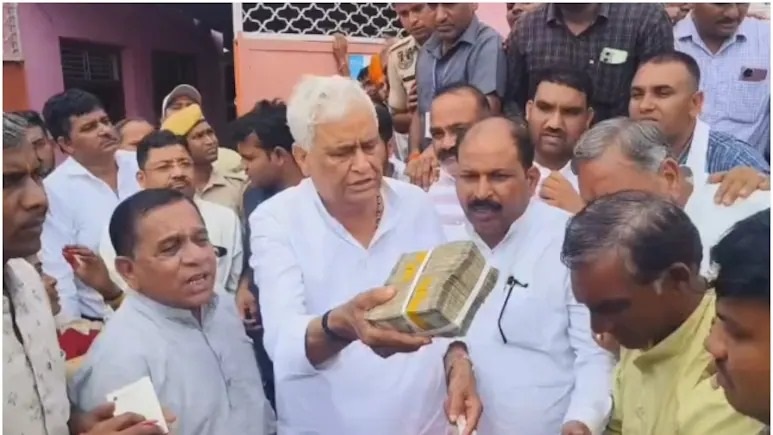 Rajasthan News: झालावाड़ स्कूल हादसा: 500-500 के नोटों की गड्डियां लेकर पहुंचे किरोड़ी लाल मीणा