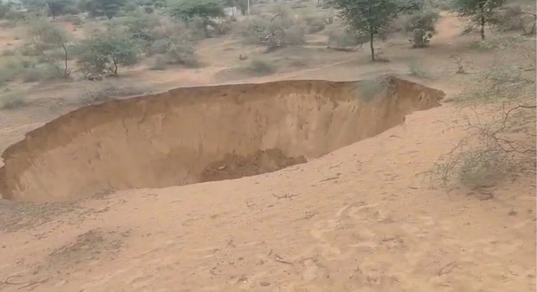Rajasthan News: चूरू में जमीन धंसने से दहशत, 50 फीट गहरा गड्ढा बना; जांच के लिए पहुंचे अधिकारी