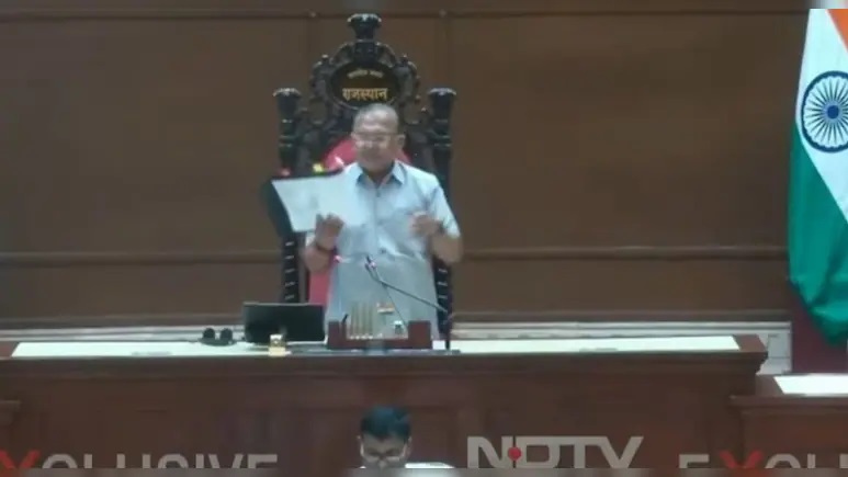 Rajasthan News: विधानसभा सत्र के पहले ही विपक्ष का हंगामा, वोट चोर लिखी तख्तियों के साथ प्रदर्शन; सदन 3 सितंबर तक स्थगित