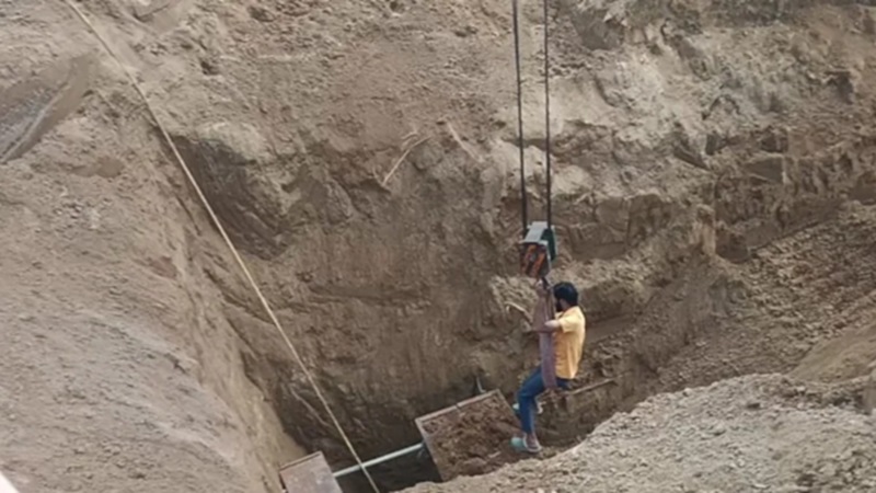 Rajasthan News: बोरिंग की मिट्टी धंसने से मजदूर की मौत, मुआवजे की मांग को लेकर परिजनों ने दिया धरना