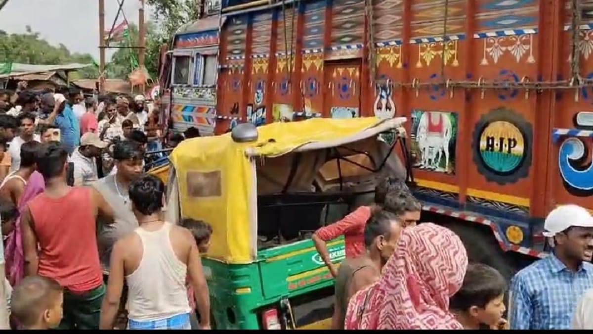 कटिहार में भीषण सड़क हादसा, ट्रक, ऑटो और बाइक की जबरदस्त टक्कर में कई लोग घायल