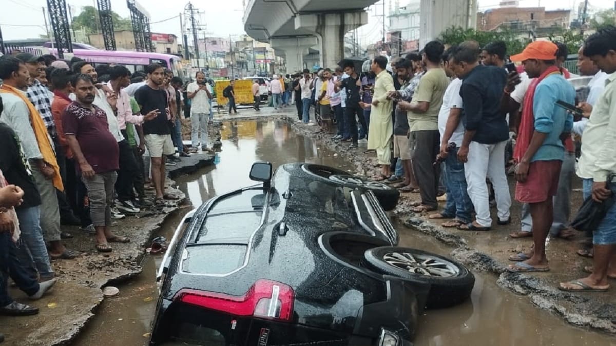 जर्जर सड़कों और लापरवाह व्यवस्था की खुली पोल, गड्ढे में समाई स्कॉर्पियो, वीडियो देखकर लोग हो गए दंग