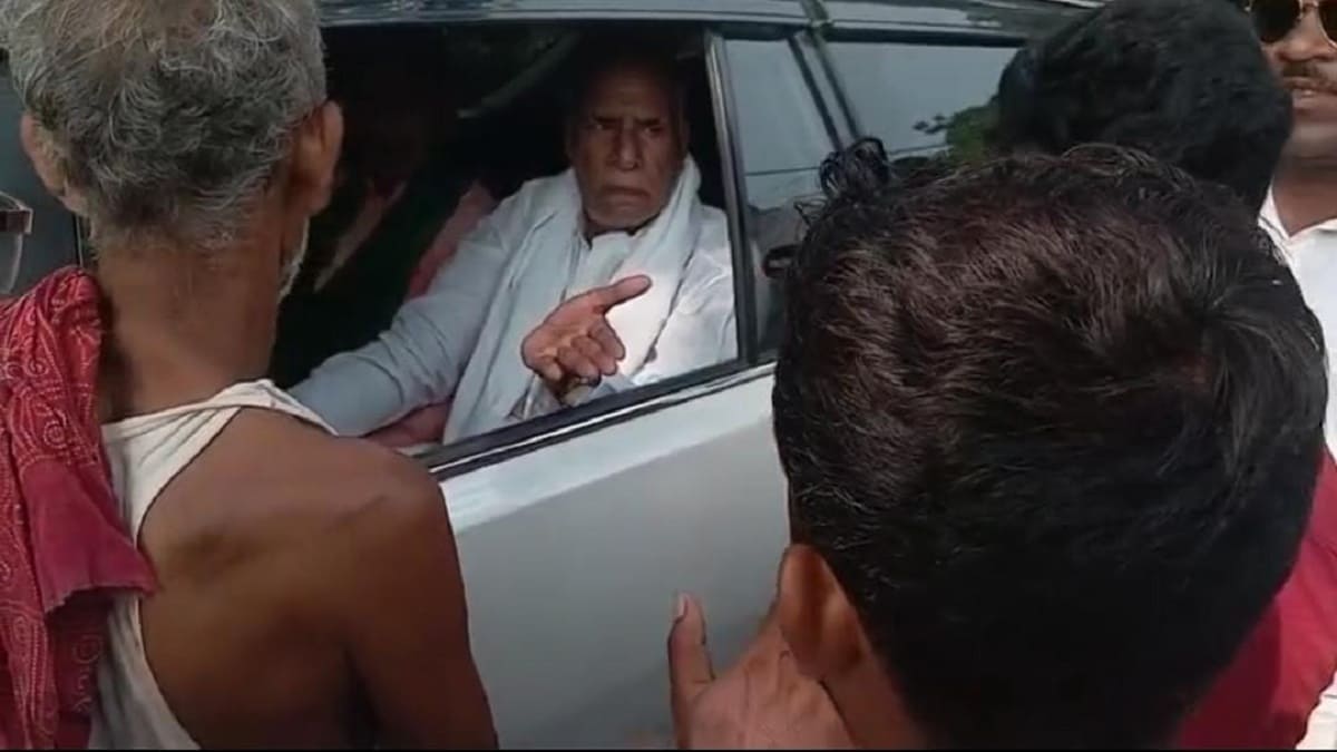 रोहतास में सड़क नहीं बनने से भड़के ग्रामीण, शिलान्यास कार्यक्रम के दौरान विधायक विजय मंडल को घेरा, वीडियो वायरल