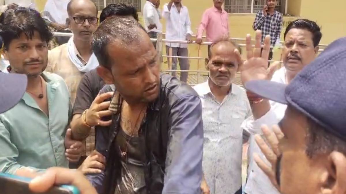 जनसुनवाई में आत्मदाह का प्रयास: युवक ने खुद पर डाला केरोसिन, पुलिसकर्मियों ने ऐसे बचाई जान, जानें वजह  