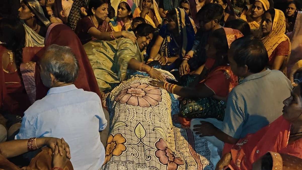 दर्दनाक हादसे में स्कूटी सवार युवक की मौत: आक्रोशित लोग सड़क पर उतरे, शव रखकर किया उग्र प्रदर्शन 