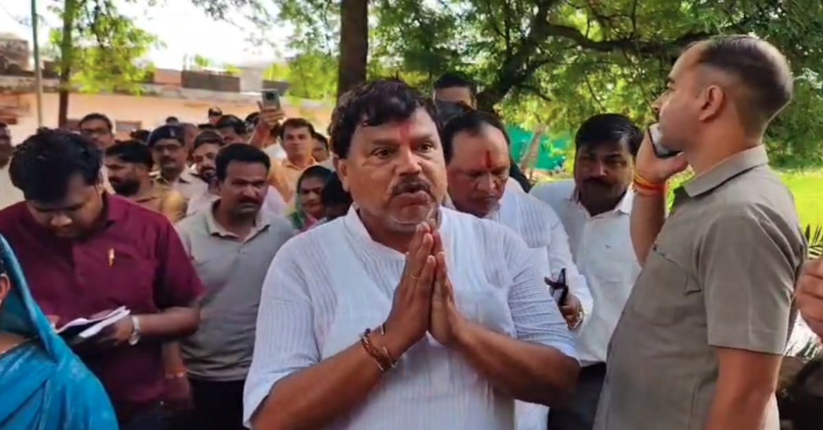मंत्री ने जनता जनार्दन के सामने जोड़े हाथ: सार्वजनिक रूप से मांगी माफी, VIDEO वायरल