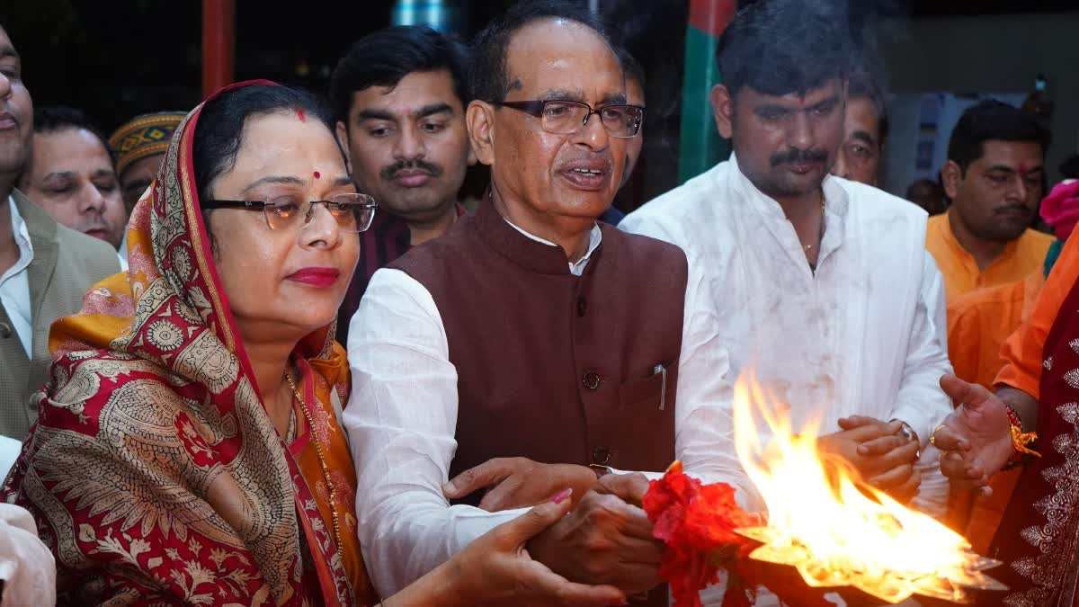 केंद्रीय मंत्री शिवराज ने मैहर में धर्मपत्नी के साथ की माँ शारदा की पूजा, स्वदेशी अपनाने का किया आह्वान
