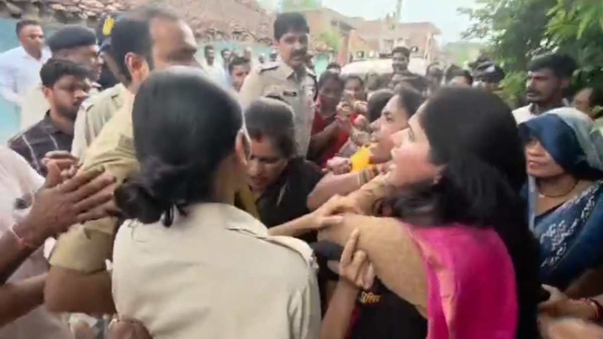 विरोध प्रदर्शन रोकने गई पुलिस से कांग्रेस नेताओं ने की हाथापाई, वीडियो सोशल मीडिया पर वायरल