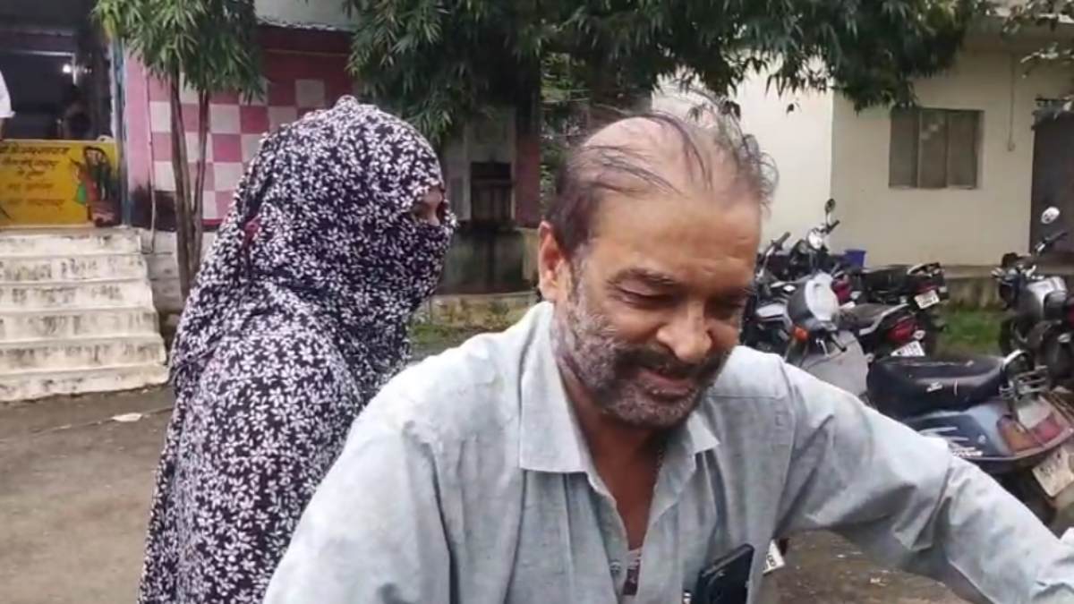 60 साल के BJP पार्षद पर लगाए जबरन निकाह के दबाव के आरोप, फिर उसी के साथ बाइक पर बैठकर रवाना हुई 25 साल की लड़की, नेताजी बोले- ये तो मेरी पत्नी है…