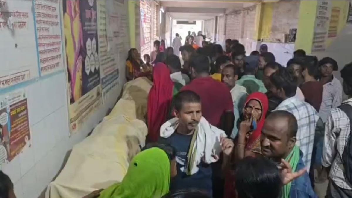 सड़क हादसे में चली गई दो लोगों की जान, परिजनों का रो रो कर बुरा हाल, घायलों का चल रहा इलाज