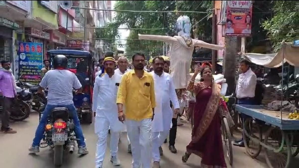 सीएम नीतीश के दौरे को लेकर राजद कार्यकर्ताओं ने किया पुतला दहन का प्रयास, लगाए कई आरोप
