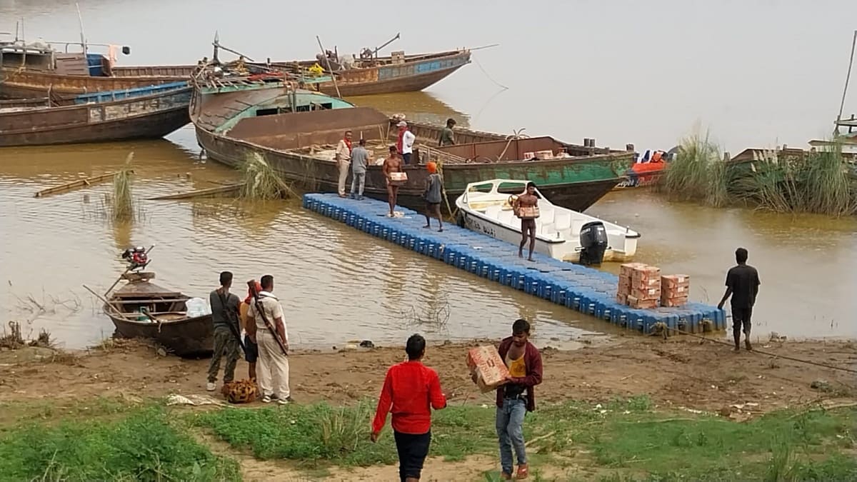 भोजपुर में नाव से 12 लाख की अवैध विदेशी शराब जब्त, गंगा नदी के रास्ते हो रही थी तस्करी