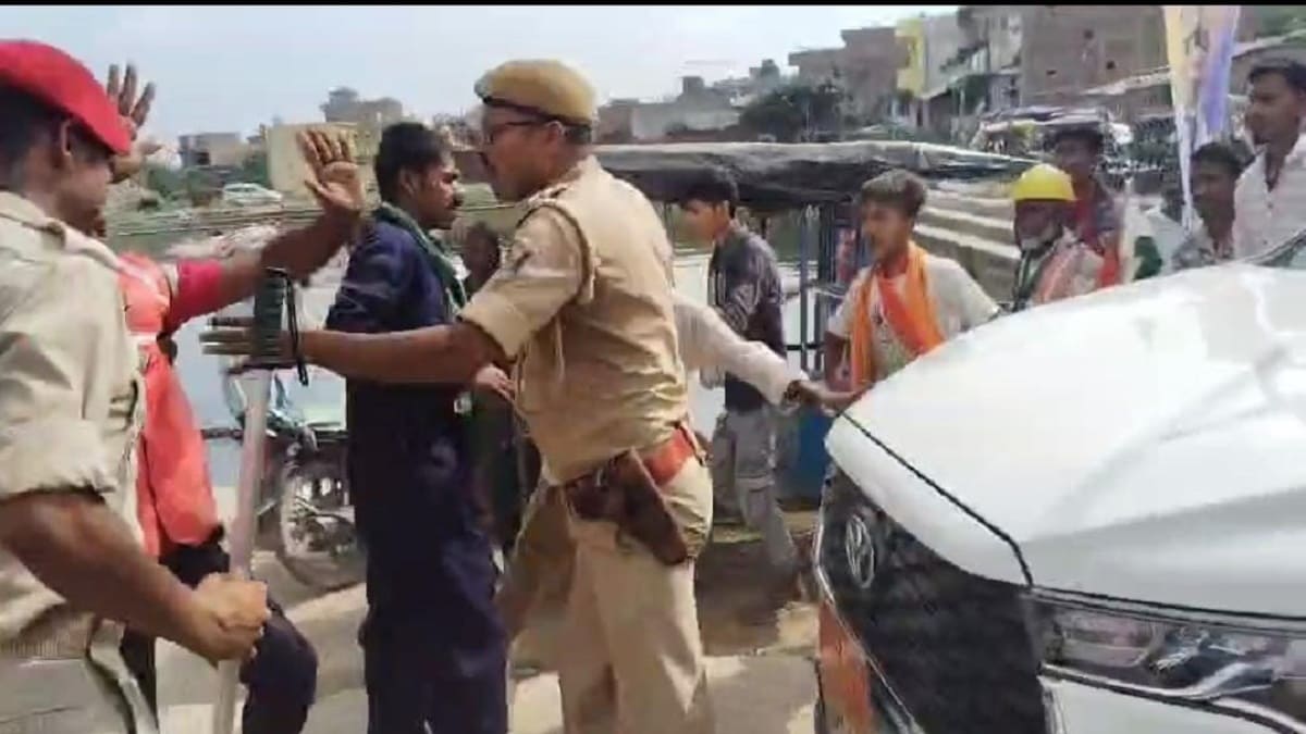 जनता के गुस्से से टकराई सत्ता की गाड़ी, वेतन नहीं मिलने से नाराज सफाईकर्मियों ने किया मंत्री की गाड़ी का किया घेराव, पुलिस के छुटे पसीने!
