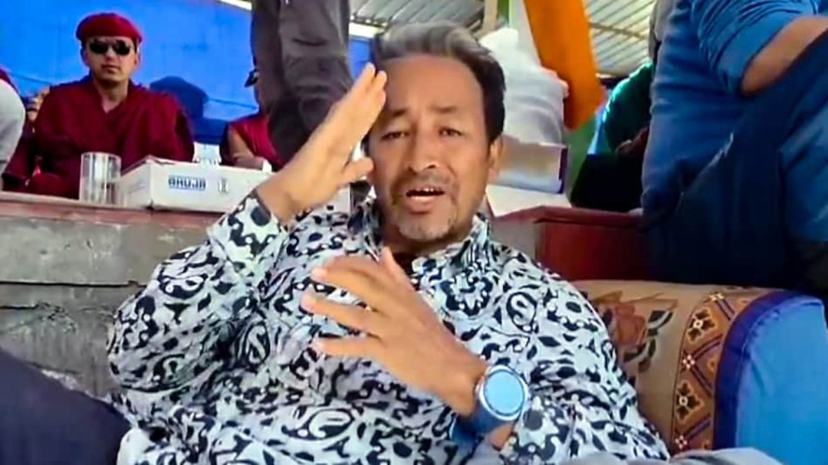 ‘मुझे बलि का बकरा बनाया जा रहा…,’ NGO का विदेशी फंडिंग लाइसेंस रद्द करने पर बोले सोनम वांगचुक; लेह हिंसा में अबतक 50 गिरफ्तारी, स्कूल-कॉलेज आज भी बंद