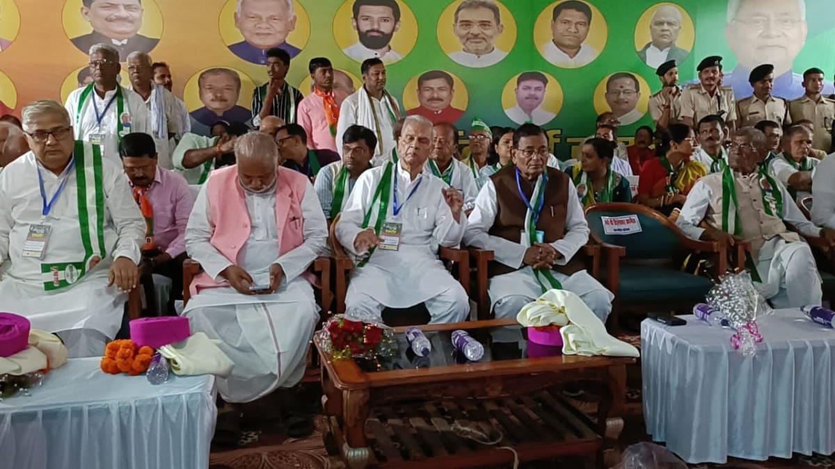 नेताओं को करना पड़ा जनता का इंतजार, बारिश से गांधी मैदान बना तालाब, कुर्सियां रहीं खाली