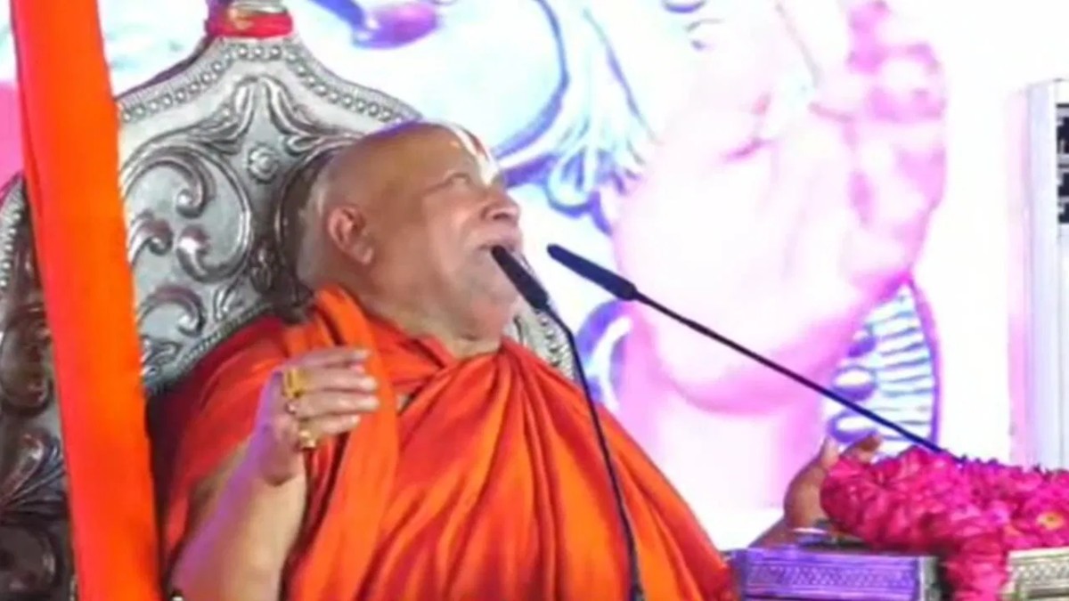 ‘मुस्लिम महिला से 25-25 बच्चे और फिर 3 तलाक…,’ स्वामी रामभद्राचार्य का मुस्लिम औरतों पर दिए बयान से मचा बवाल, बोले- हिंदू धर्म में महिलाएं ‘देवी मां’ का स्वरूप और मां को पिता से बड़ा दर्जा, देखें वीडियो