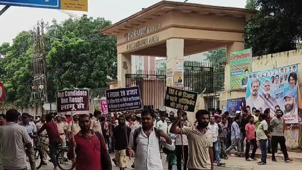 TRE-4 परीक्षा को लेकर पटना की सड़कों पर उतरे छात्र, पुलिस ने जेपी गोलंबर के पास रोका, 1.20 लाख पदों पर भर्ती की मांग