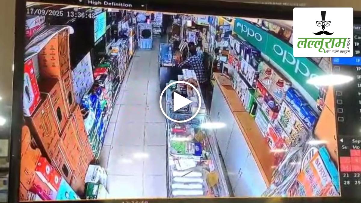 अचानक भरभराकर गिरी दुकान की छत: 2 कर्मचारी गंभीर रूप से हुए घायल, अस्पताल में कराया गया भर्ती, घटना का CCTV फुटेज आया सामने