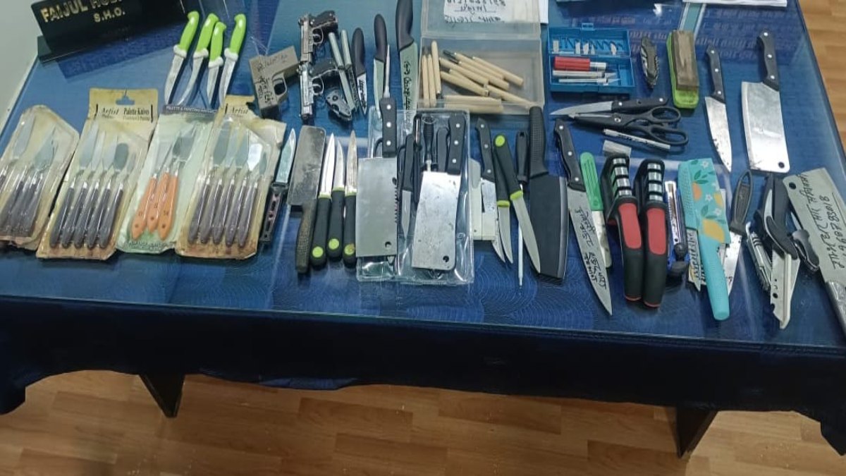 हथियारों के साथ फोटो-वीडियो पोस्ट करने वालों पर पुलिस का शिकंजा, विशेष अभियान चलाकर बरामद किए ऑनलाइन शॉपिंग साइट्स से मंगाए गए 300 चाकू
