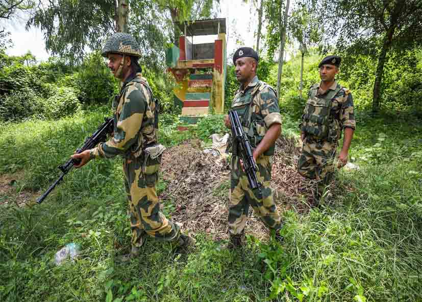 अंतरराष्ट्रीय सीमा पर चौथी बार दिखा पाकिस्तानी ड्रोन, BSF का सर्च ऑपरेशन जारी