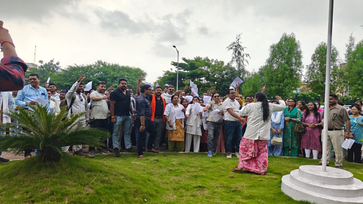 24 घंटे के अल्टीमेटम के बाद भड़के NHM कर्मचारी, स्वास्थ्य भवन का किया घेराव, बर्खास्तगी का आदेश जलाया
