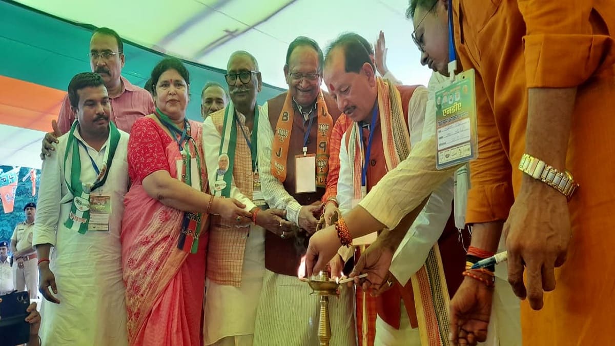 मखदुमपुर में एनडीए का शक्ति प्रदर्शन, तेजस्वी पर बरसे उपमुख्यमंत्री विजय सिन्हा, कहा जंगल राज के युवराज