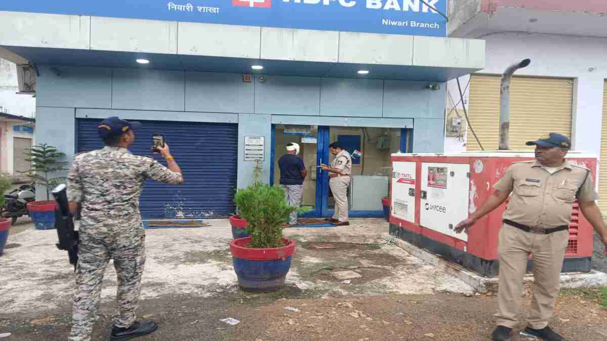देर रात एटीएम लूटने का प्रयास: बैंक के सिक्योरिटी गार्ड के साथ बदमाशों ने की जमकर मारपीट, जांच में जुटी पुलिस
