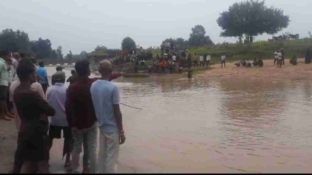 शहडोल में हेडमास्टर समेत शिक्षक सस्पेंड: लंच के समय स्कूल से भागकर नदी गए थे छात्र, डूबने से हुई थी 2 की मौत