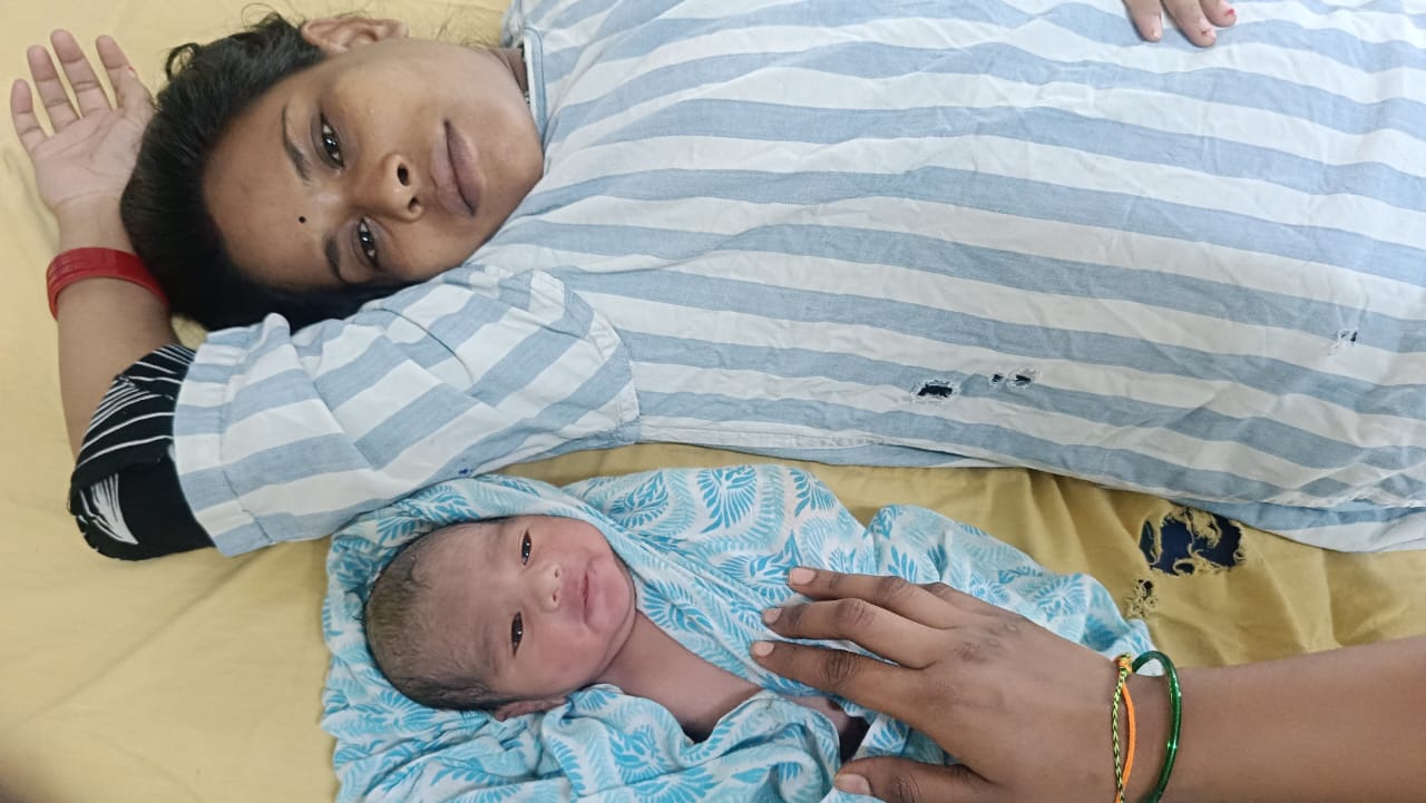CG News: रेलवे स्टेशन के यात्री प्रतीक्षालय में महिला को आई प्रसव पीड़ा, जच्चा-बच्चा दोनो स्वस्थ्य