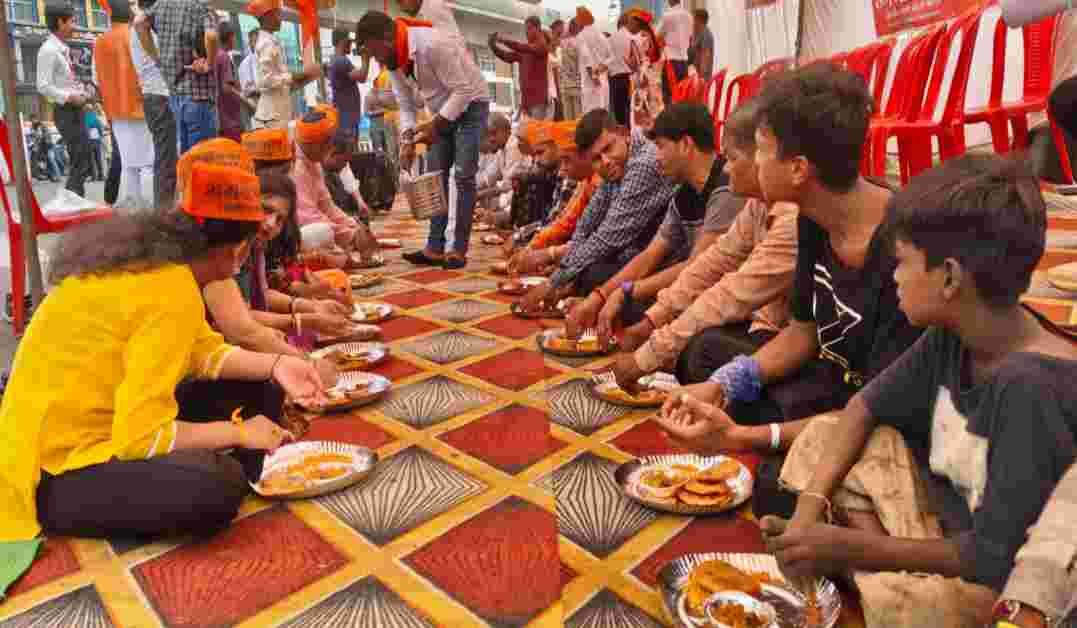 भोपाल में बीच चौराहे पर डोनाल्ड ट्रंप की तेरहवींः अंतिम संस्कार के 13 दिन बाद आज दिया मृत्यु भोज, टैरिफ के विरोध में अनूठा प्रदर्शन