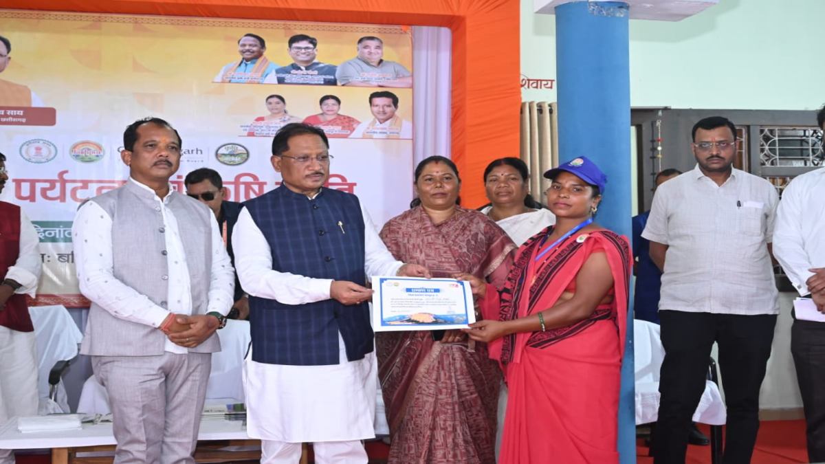 मुख्यमंत्री साय ने कैंप कार्यालय बगिया में ’जशपुर पर्यटन एवं कृषि क्रांति’ का किया शुभारंभ, कहा- प्रकृति और संस्कृति का संगम है जशपुर