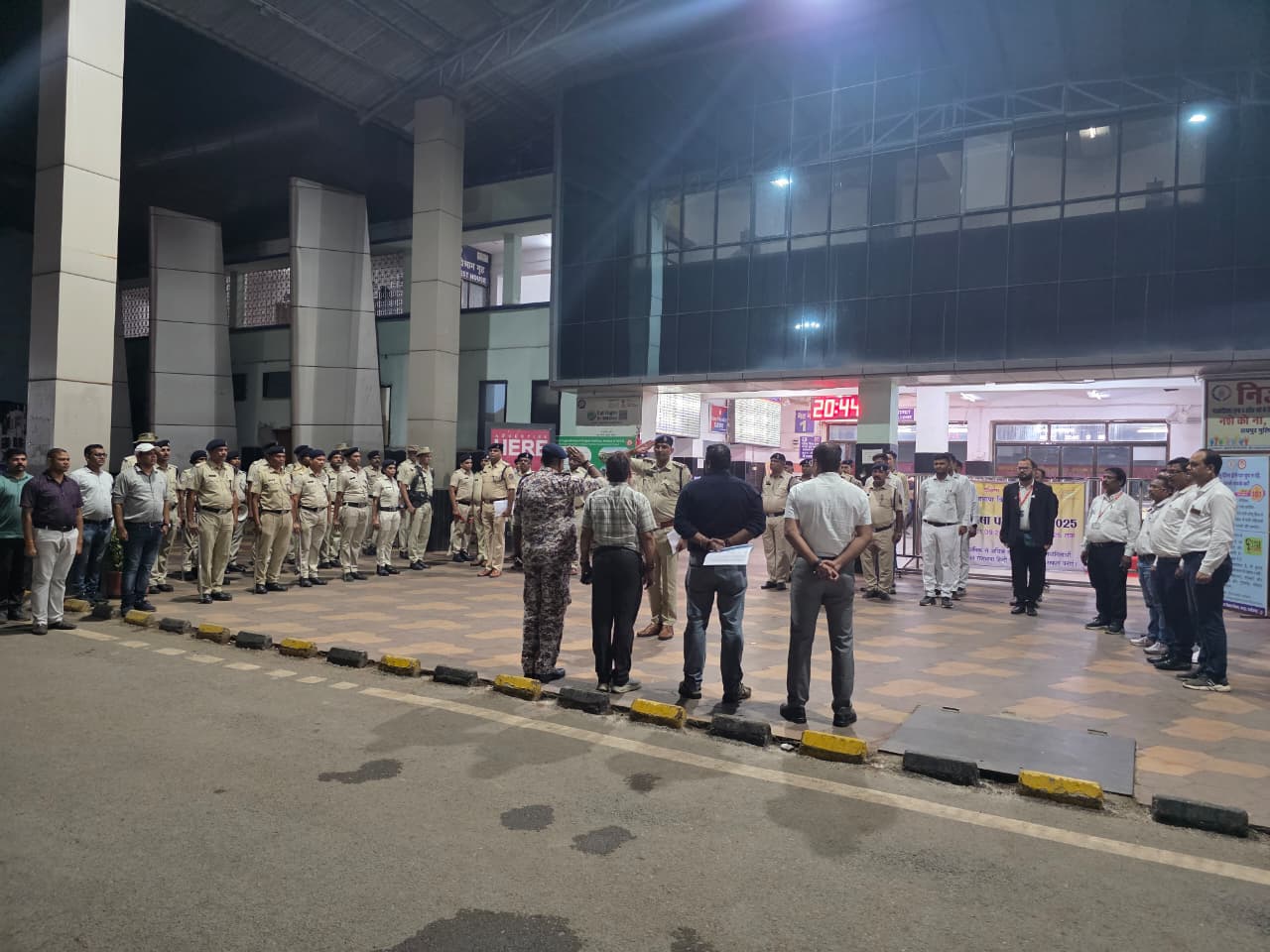 हड़कंप की सूचना! अचानक हाई अलर्ट मोड पर आया रायपुर रेलवे स्टेशन… डॉग स्क्वायड के साथ स्टेशन पहुंची टीम