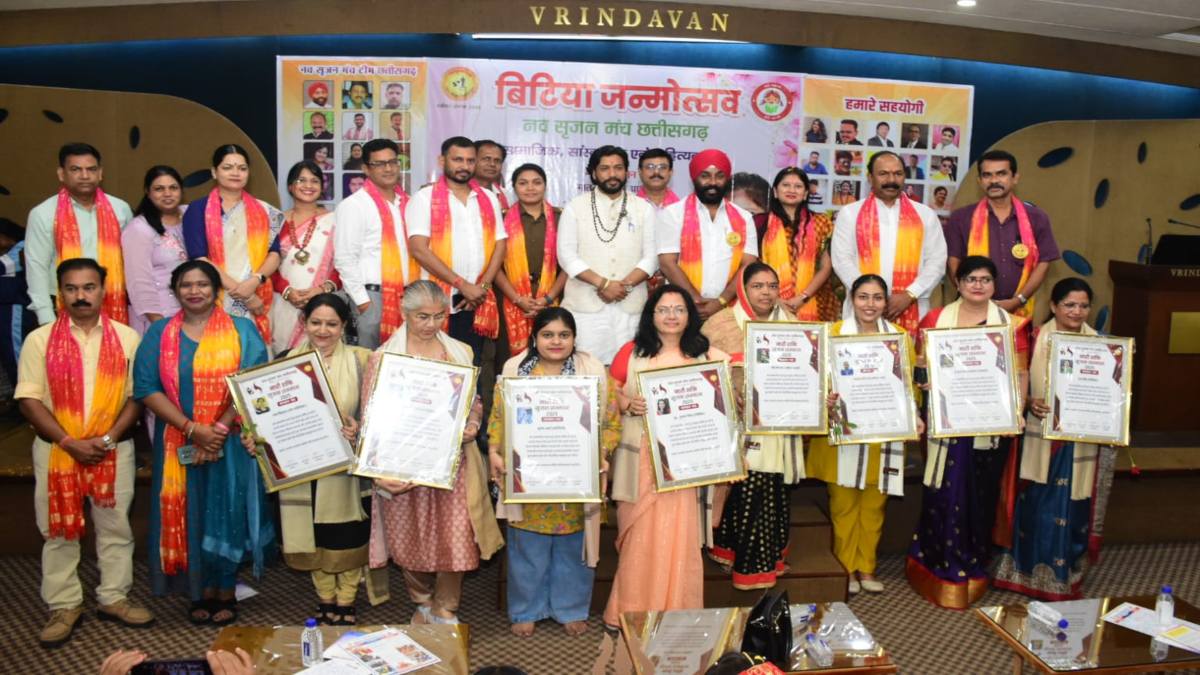 नवरात्र में नन्ही बेटियों की किलकारी से गूंज उठा वृंदावन हॉल, नवसृजन मंच ने 201 परिवारों का किया सम्मान