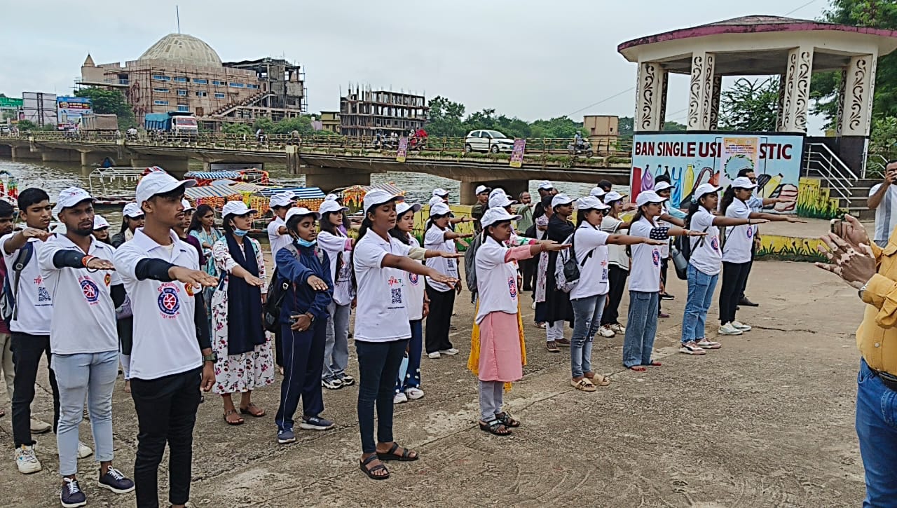 महादेव घाट पर “स्वच्छता ही सेवा” अभियान, 80 से अधिक युवाओं ने की सफाई, 100 किलो प्लास्टिक एकत्र