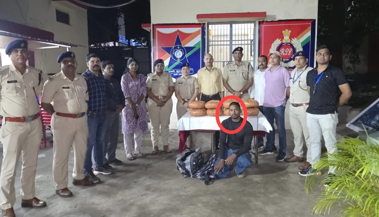 रायपुर रेलवे स्टेशन से पकड़ाया 4,00,000 का गांजा