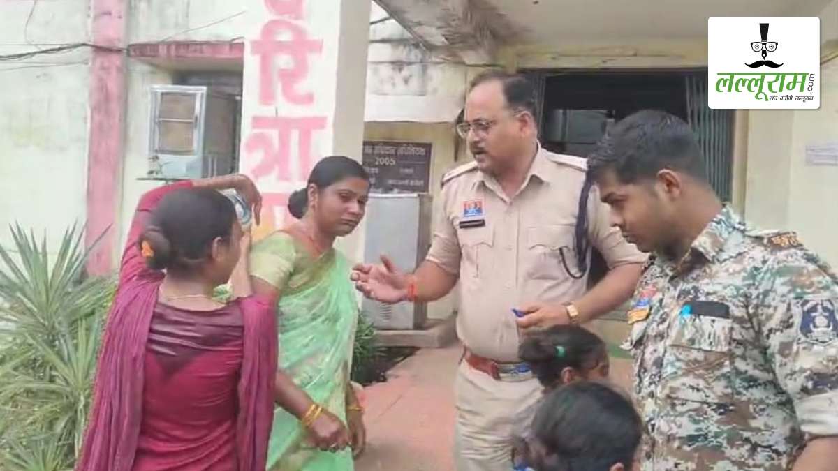 प्रशासन की उदासीनता से नाराज परिवार ने थाने के सामने किया सामूहिक आत्मदाह का प्रयास, मचा हड़कंप, पुलिस और पत्रकारों ने बचाई जान