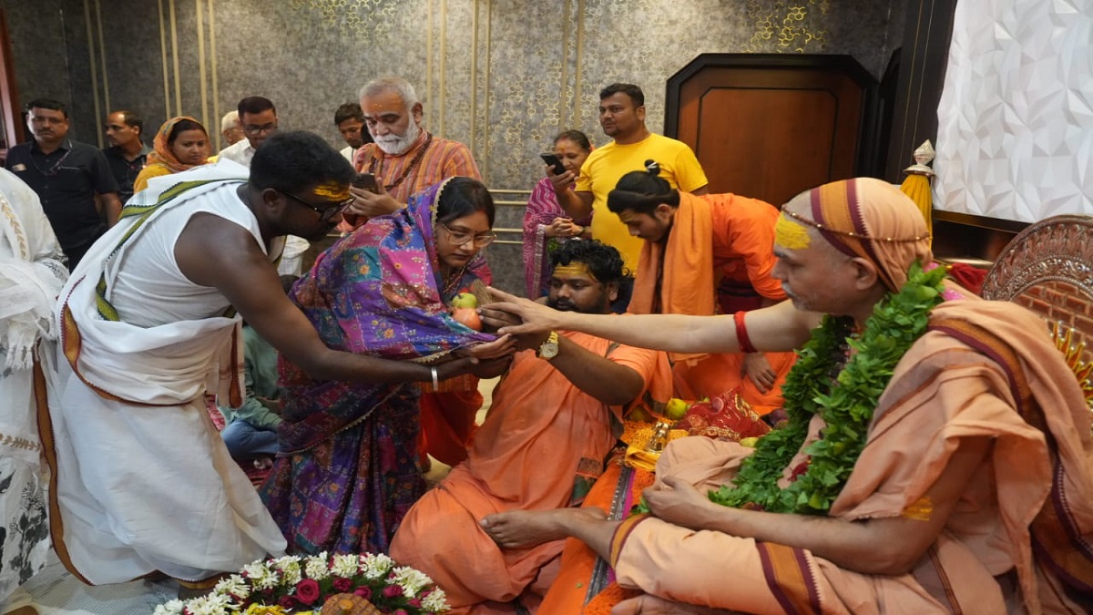 अविमुक्तेश्वरानंद महाराज बोले , गौहत्या के कारण हिंदू अपने ही देश में हो रहा अपमानित, घरों के सामने बोर्ड लगाने की अपील