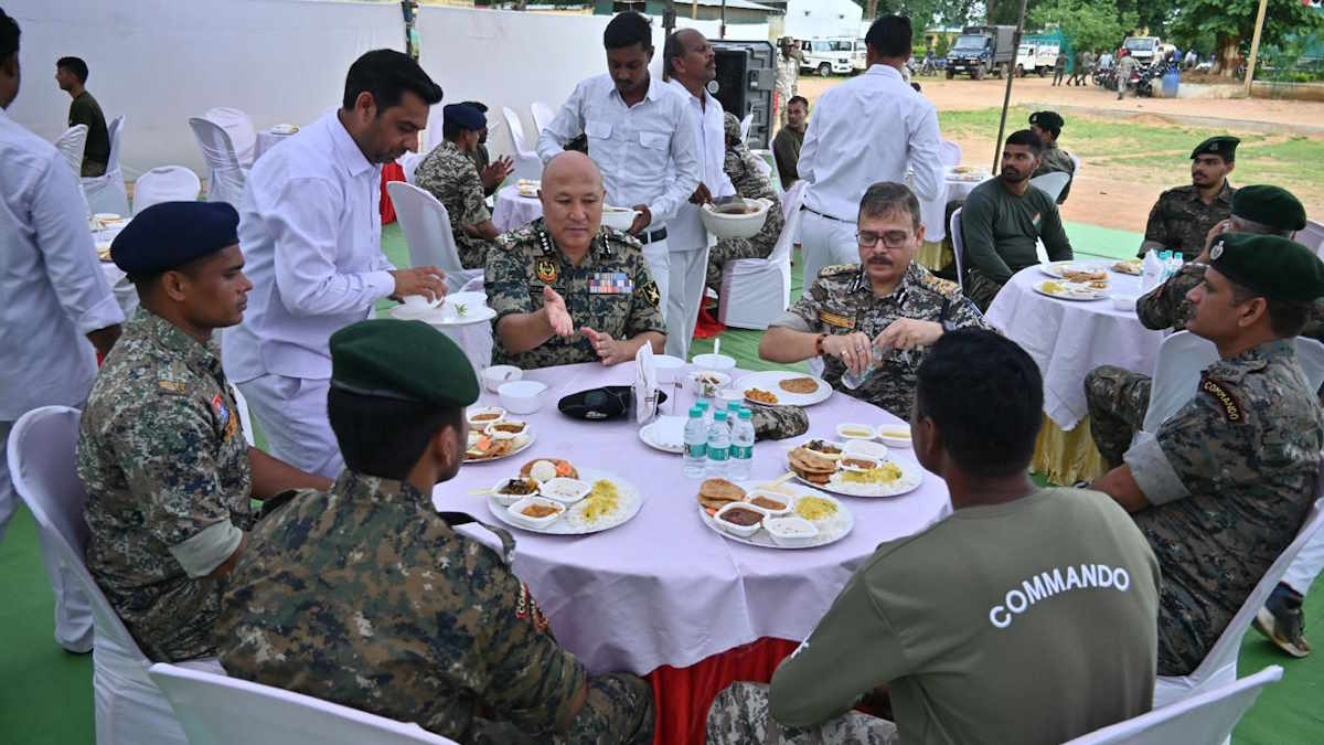 CG News: 10 बड़े नक्सली लीडर्स के सफाये के बाद DGP ने जवानों के साथ खाया ‘बड़ा खाना’