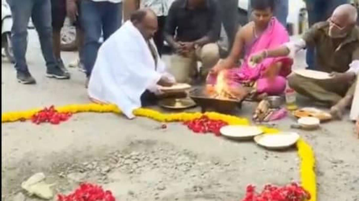 खराब सड़कों से परेशान बेंगलुरु वासियों का विरोध का नायाब तरीका, ‘गड्ढा देवताओं’ के लिए किया हवन…