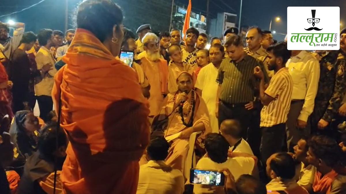 गौ माता को ‘राजमाता’ का दर्जा दिलाने को लेकर जोरदार प्रदर्शन: प्रशासन की उदासीनता से नाराज गौ रक्षकों ने रायपुर-जबलपुर हाइवे पर किया चक्का जाम, दंडी स्वामी ज्योतिर्मयानंद बोले- “हम संघर्ष के लिए तैयार हैं”