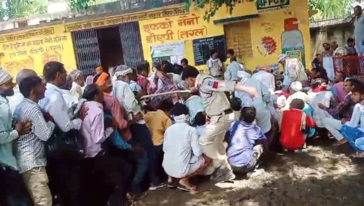 भिंड में खाद संकट पर बवाल: किसानों पर लाठीचार्ज, आधा दर्जन घायल, SP ने प्रधान आरक्षक को किया निलंबित