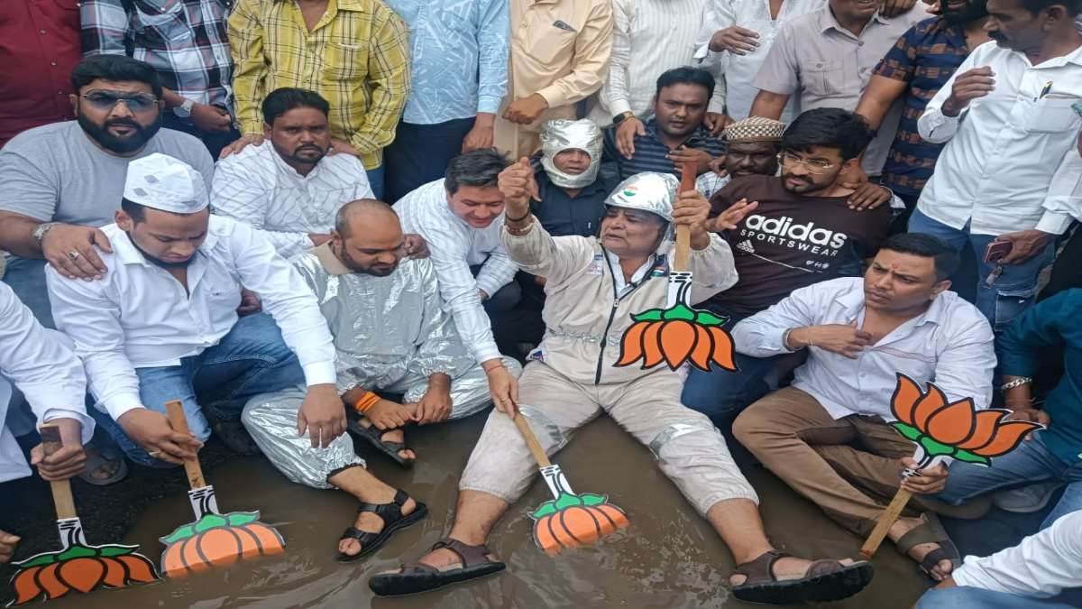 राजधानी की सड़क बनी ‘चांद’! अंतरिक्ष यात्री की ड्रेस पहनकर गड्ढों में उतरी कांग्रेस, कीचड़ में लगाया BJP का झंडा
