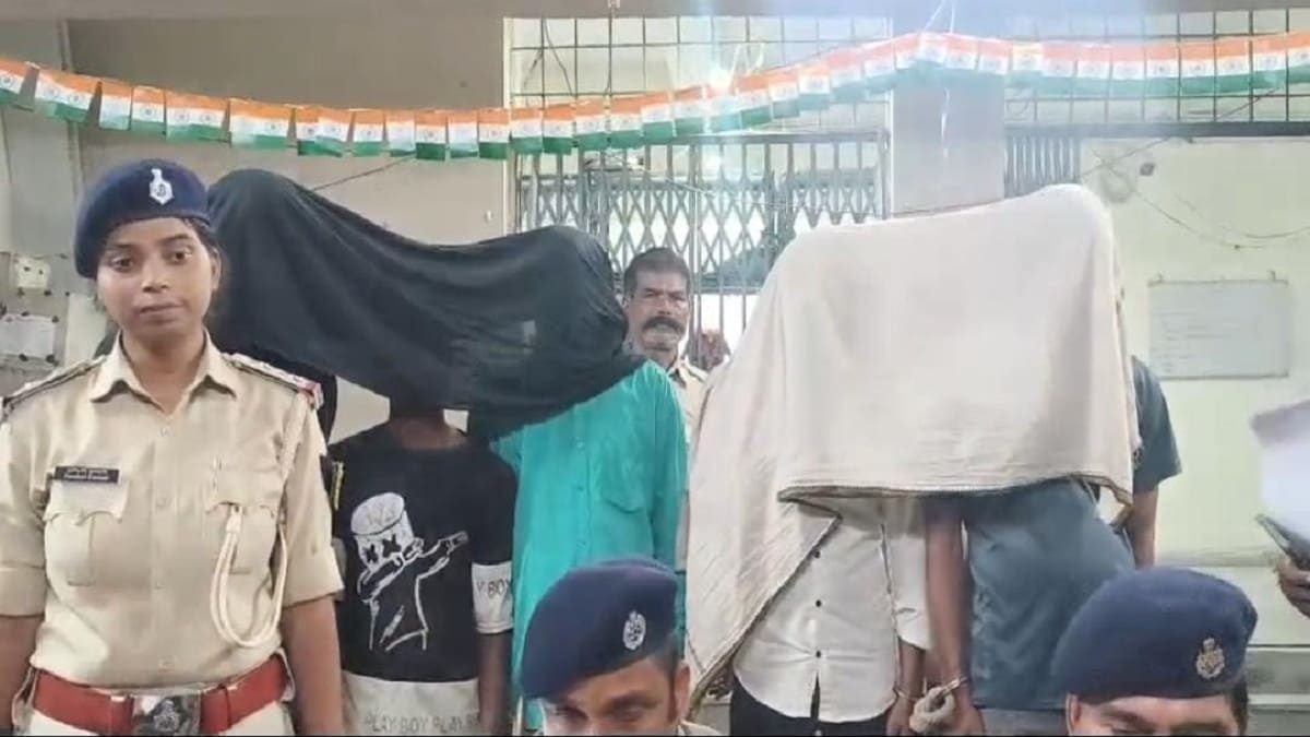 मोतिहारी में साइबर ठगों का भंडाफोड़, चोरी की बाइक और मोबाइल के साथ दो गिरफ्तार