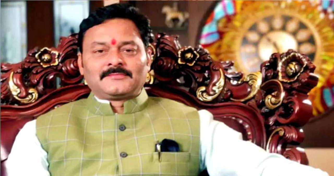 BJP MLA संजय पाठक का नया कारनामा: बंगले के आदिवासी कर्मचारियों के नाम पर खरीदी अरबों की संपत्ति! दिल्ली तक पहुंचा मामला, 5 जिलों के कलेक्टर को नोटिस