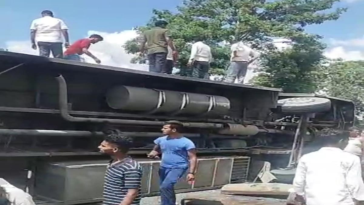 मोतिहारी में दिल्ली से आ रही यात्री बस दुर्घटनाग्रस्त, कई यात्री घायल, कई लोगों की हालत गंभीर