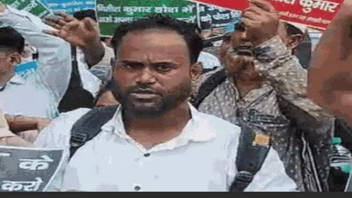 पटना में TET अभ्यर्थियों का हंगामा, 10 साल से नतीजों का इंतजार, हाथ में जहर की शीशी लेकर जताया विरोध