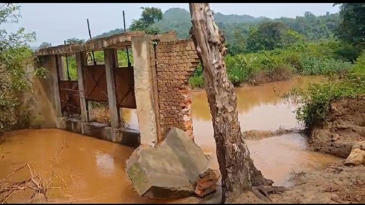 पहली बारिश में ही ढही भ्रष्टाचार की डैम की दीवार, 13 लाख रुपए से हुई थी तैयार, लापरवाही पर उठे सवाल