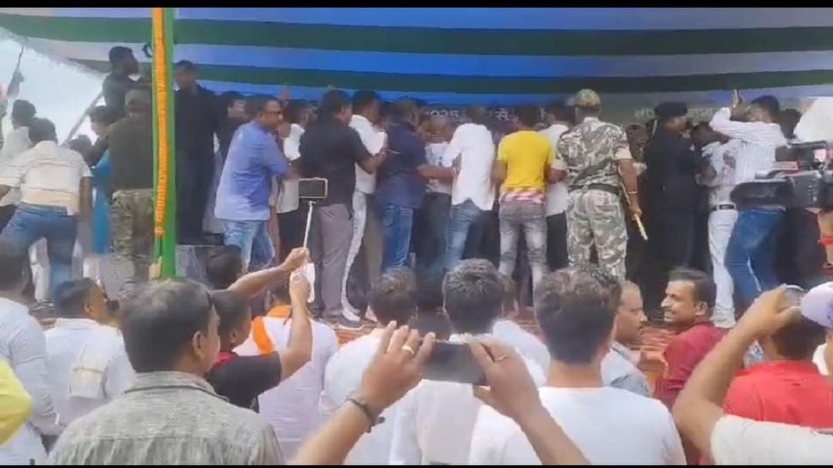 जमुई में NDA कार्यकर्ता सम्मेलन में हंगामा, मंच पर भिड़े मंत्री और पूर्व MLC के समर्थक