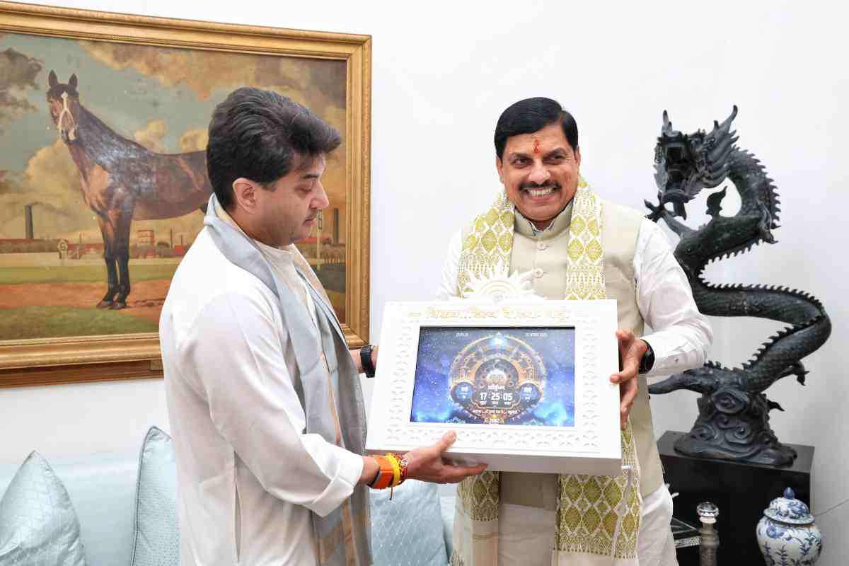दिल्ली में केंद्रीय मंत्री सिंधिया से मिले CM डॉ. मोहन, उपहार में वैदिक घड़ी की भेंट, इन विषयों पर हुई चर्चा
